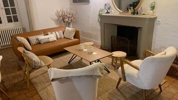 Télévision, cheminée, table de tennis de table