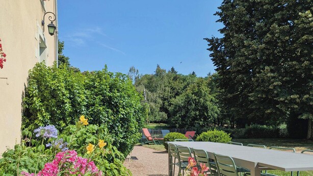 Outdoor dining - Charming Lakeside Manor with Garden, Ping-Pong, Biking, and Fishing (Cossé-le-Vivien)