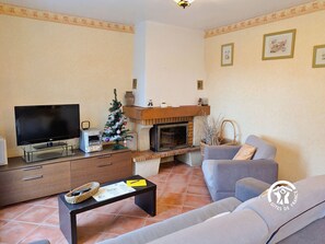 TV, fireplace, table football, ping pong - Charming Lakeside Cottage with Fishing, Hiking, and Family Activities (Saint-Pierre-sur-Orthe)