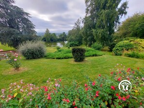 Property grounds - Charming Lakeside Cottage with Fishing, Hiking, and Family Activities (Saint-Pierre-sur-Orthe)