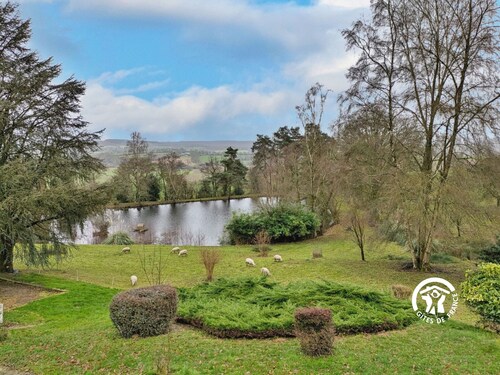 Charming Lakeside Cottage with Fishing, Hiking, and Family Activities