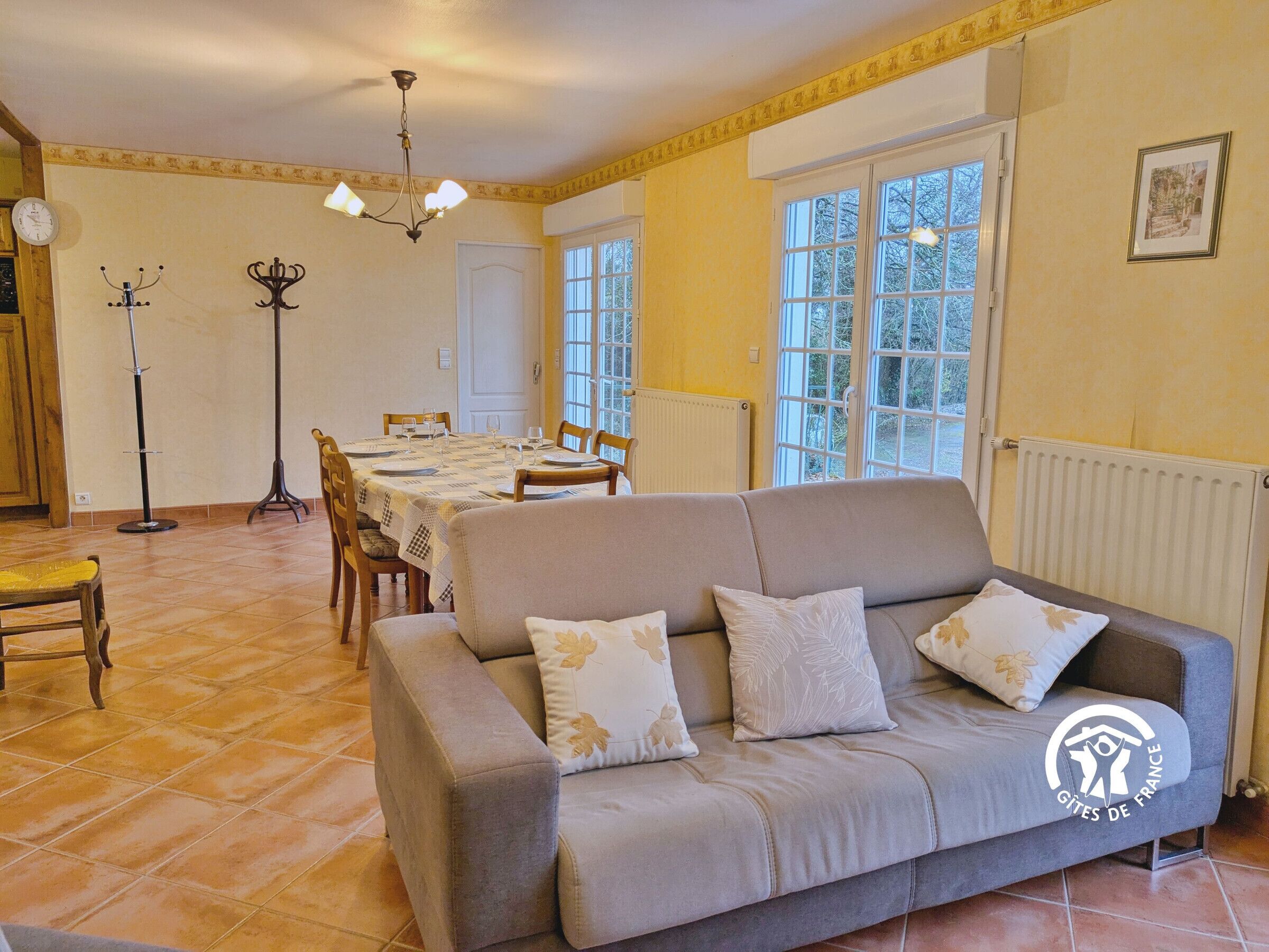 Fernseher, Kamin, Tischfußball, Tischtennisplatte