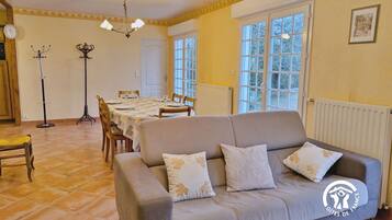 Televisie, een open haard, tafelvoetbal en een tafeltennistafel