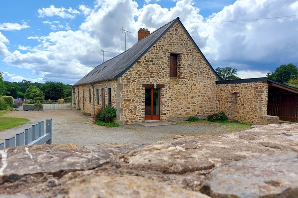 Le gîte est mitoyen à l'habitation des propriétaires, mais entièrement indépendant et privé.