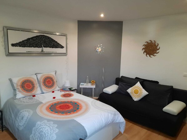 1 habitación, tabla de planchar con plancha, wifi gratis y ropa de cama 