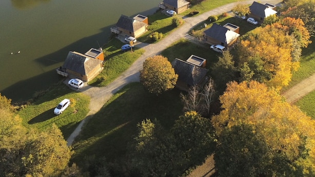 An aerial view of a lakeside residential area with houses, a narrow road, and a boat dock. - "Charming Lakeside Chalet with Private Fishing Pier, Game Room, and Nearby Village Amenities" (Villiers-Charlemagne)