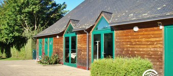 Chalet au bord de l'étang avec pêche privée, jeux pour enfants, et animaux acceptés, 5-7 pers