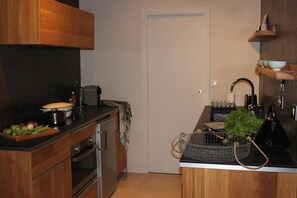 ثلاجة، ميكروويف، فرن، موقد طهي مسطح