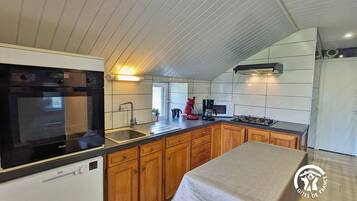 Een koelkast, een microgolfoven, een oven, een vaatwasser