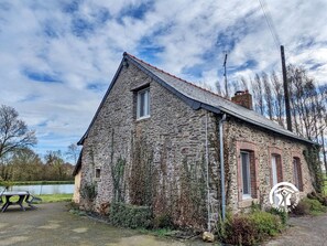 Exterior - Charming Rural Retreat with Private Pond, Ideal for Fishing, Nature Lovers, Families & Pets (Loiron-Ruillé)