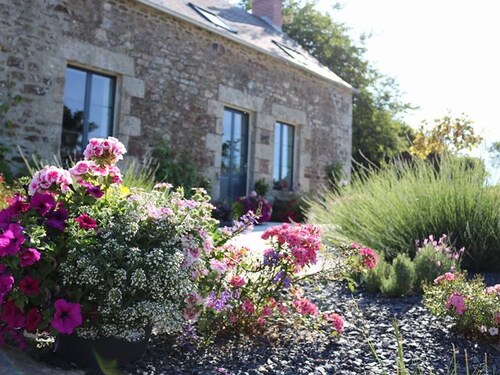 Charming Countryside Getaway-3BR, Fireplace, Fibre WiFi, Near River & Trails