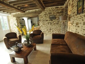 Televisor de pantalla plana i llar de foc