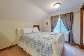 3 bedrooms, iron/ironing board, WiFi, bed sheets - Woodlands - Surrounded by the great outdoors, peaceful woods escape (Fennville)
