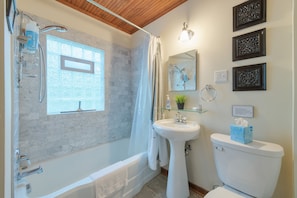 Combined shower/bathtub, hair dryer, towels