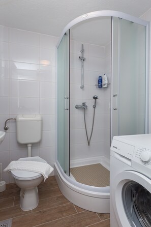 Salle de bain | Douche, sĂšche-cheveux, serviettes fournies