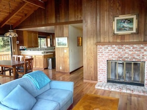 Smart TV y chimenea 