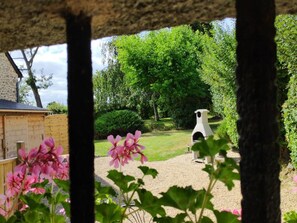 Property grounds - Cozy Stone Cottage with Private 8ha Fishing Pond and Scenic Surroundings - Ideal for Nature Lovers (Alexain)