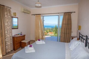 4 bedrooms, in-room safe, desk, iron/ironing board