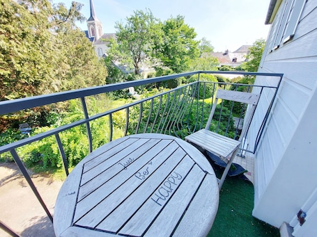 Outdoor dining. Charming 4-Bed House with Garden, 10min from Laval, Ideal for Families and Professionals