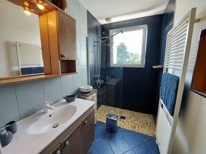 Bathroom - Charming 4-Bed House with Garden, 10min from Laval, Ideal for Families and Professionals (Courbeveille)