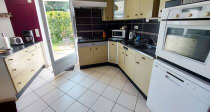 Casa rural con jardín cerca de Laval, 4 habitaciones, 3 baños, ideal para familias y profesionales