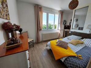 4 bedrooms, free WiFi - Charming 4-Bed House with Garden, 10min from Laval, Ideal for Families and Professionals (Courbeveille)