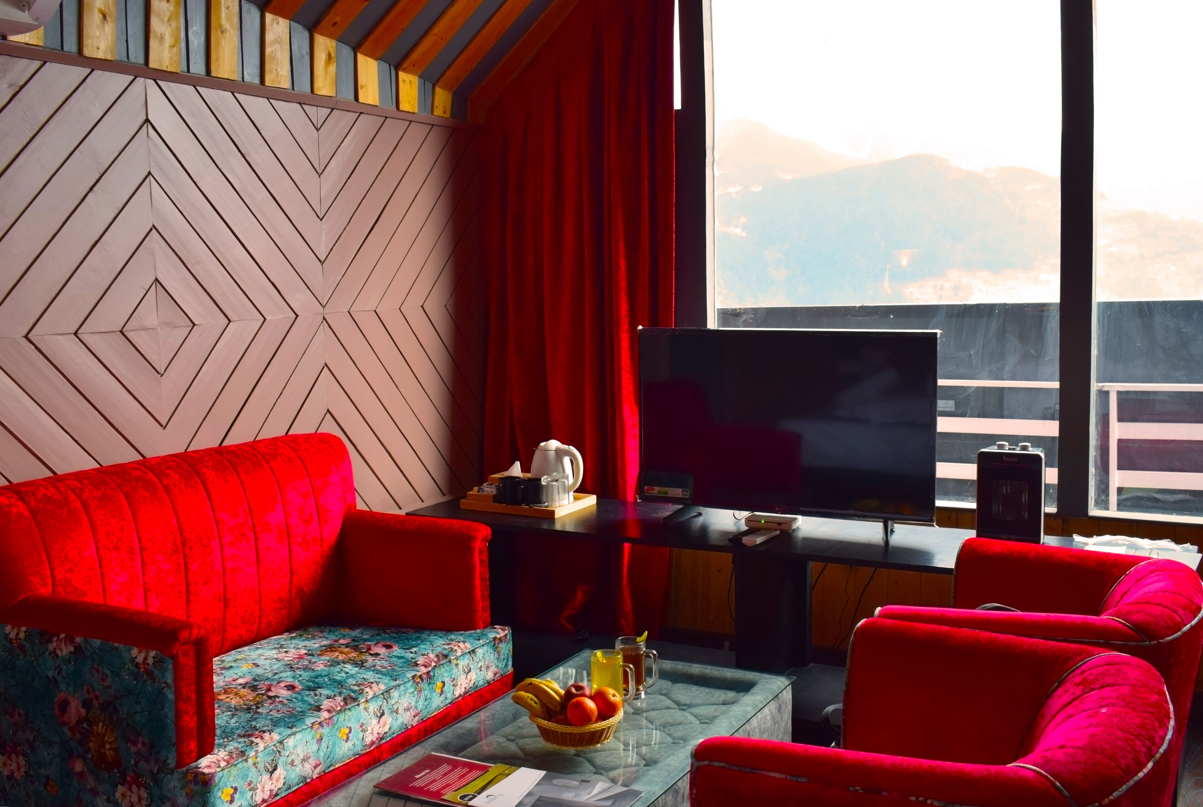 Executive One (Family Room) | Living area | 32-inch flat-screen TV with satellite channels, TV