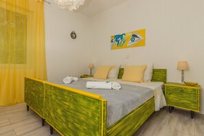 4 bedrooms, iron/ironing board, internet, bed sheets