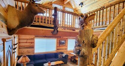 15 min to Yellowstone. Newly built in 2018 this cabin is meticulous . WIFI ÷ AC
