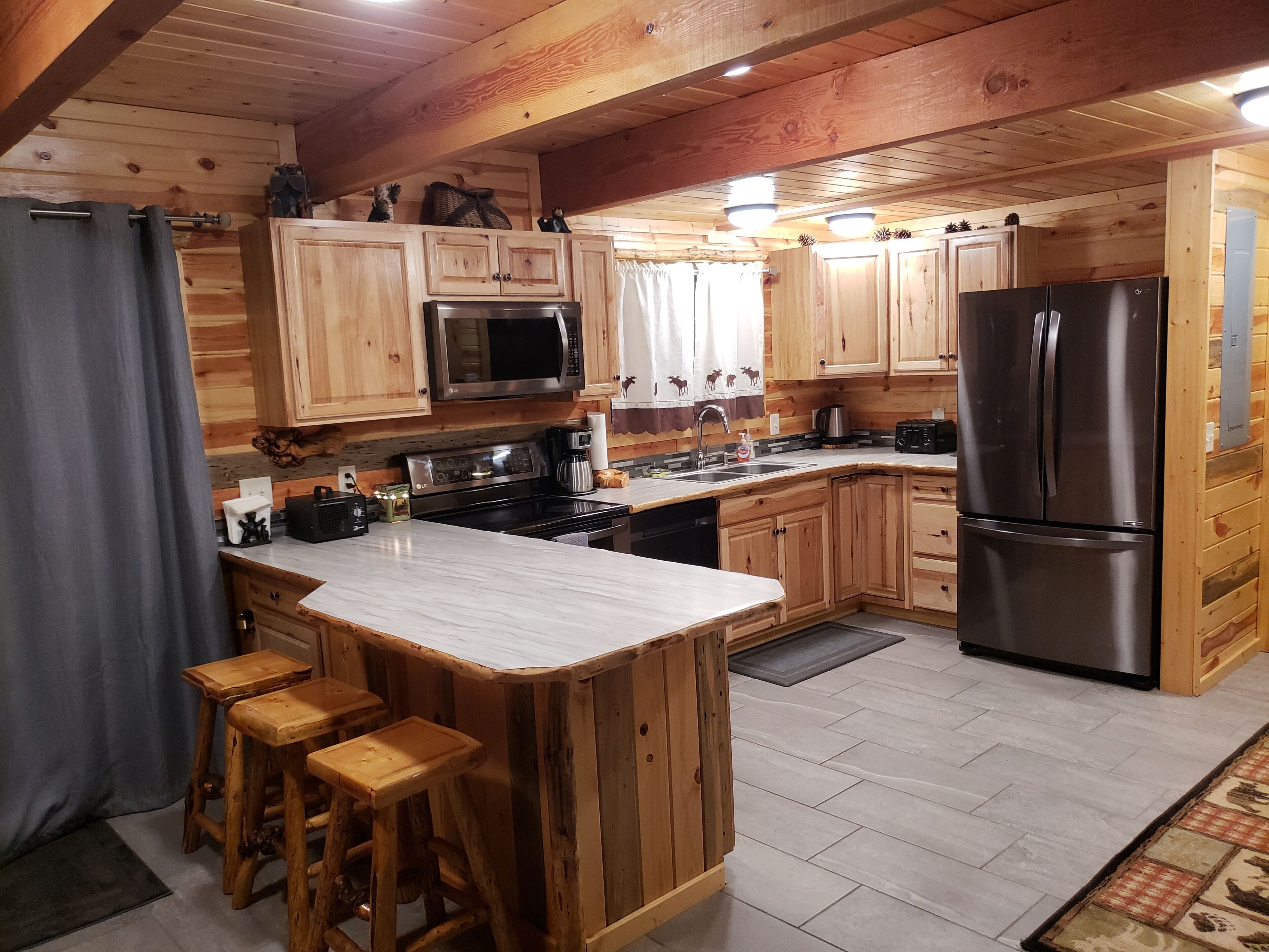 Kjøleskap, mikrobølgeovn, ovn og kokeplater