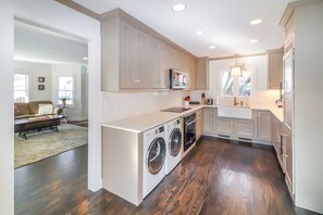 Fridge, microwave, oven, stovetop - Always Sunny - One Block To The Beach, Sleeps 10 (Cape Charles)