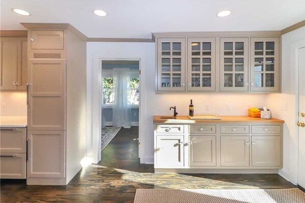 Fridge, microwave, oven, stovetop - Always Sunny - One Block To The Beach, Sleeps 10 (Cape Charles)