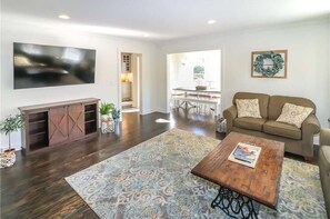 TV - Always Sunny - One Block To The Beach, Sleeps 10 (Cape Charles)