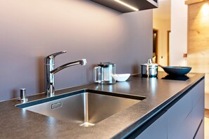 Fridge, oven, stovetop, dishwasher