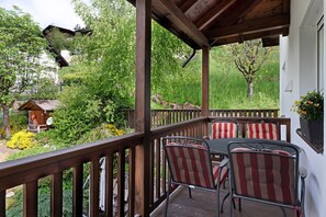 Outdoor dining - Charming Apartment “Vista” near Seiser Alm with Mountain View, Wi-Fi (St.Ulrich)