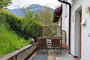 Outdoor dining - Charming Apartment “Vista” near Seiser Alm with Mountain View, Wi-Fi (St.Ulrich)