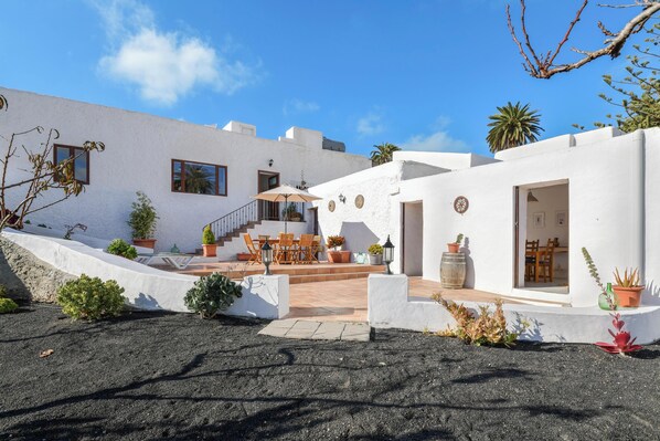 Exterior - Holiday Home ‘Maria Dolores’ with Mountain View, Wi-Fi, Garden & Terrace (HARIA)