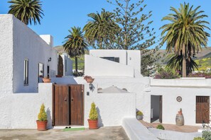 Exterior - Holiday Home ‘Maria Dolores’ with Mountain View, Wi-Fi, Garden & Terrace (HARIA)