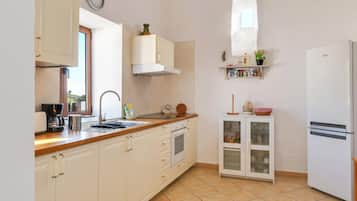 Frigorífico, microondas, horno y placa de cocina