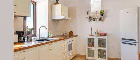 Réfrigérateur, micro-ondes, four, plaque de cuisson