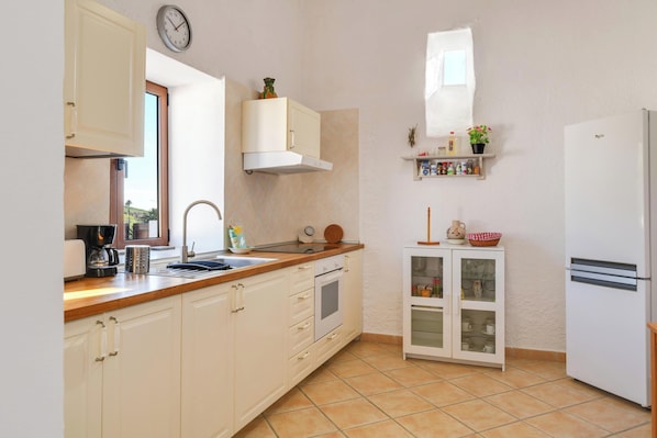 Jääkaappi, mikroaaltouuni, uuni, liesi