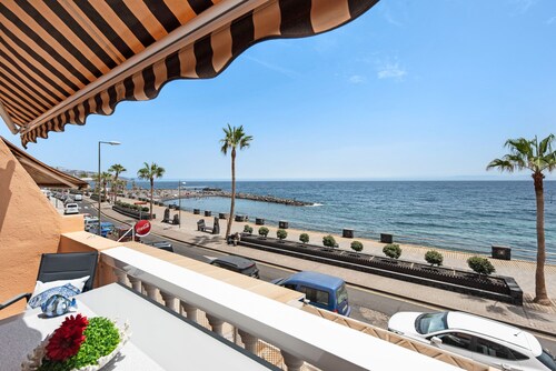 Charming Apartment "Junto al Mar" with Sea View, Pool, Wi-Fi & Terrace