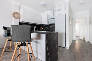 Een koelkast, een microgolfoven, een oven, een kookplaat