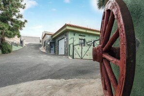 Property grounds - Holiday Home ‘Finca Aramai’ with Sea View, Pool, Wi-Fi & Terraces (Adeje)