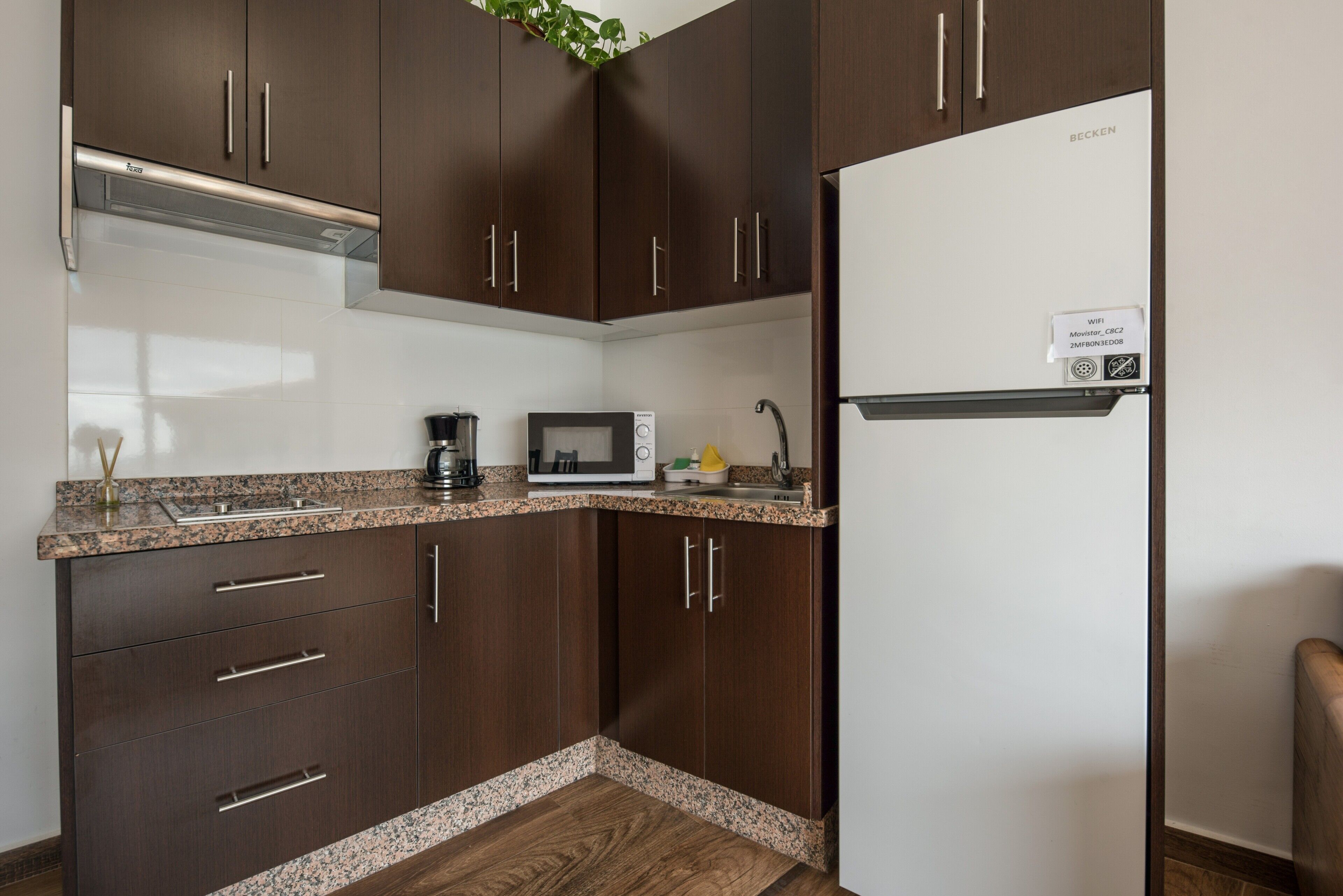 Een koelkast, een magnetron, een oven, een kookplaat