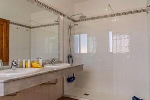 Badekar, hårføner og håndklær