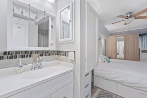 Badewanne, Haartrockner, Handtücher