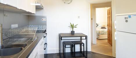 Four, bouilloire électrique, grille-pain