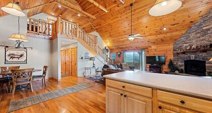 Serenity Hill 42 Midland Drive: 3 BR, 3 BA Cabin / Bungalow in Waynesville, Sleeps 6
