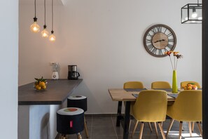 獨棟房屋 (Three Bedroom House with Jacuzzi and ) | 房內用餐區